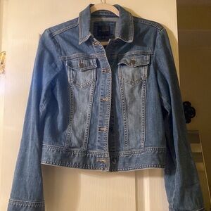 This blue jean jacket is the perfect piece to add to your wardrobe.